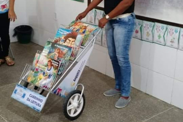 CARRINHO DA LEITURA ACOMPANHADO PELA BIBLIOTECÁRIA FAZ VISITAS ÁS SALAS DE AULA (ESCOLA LEÔNCIO HORÁCIO DE ALMEIDA).