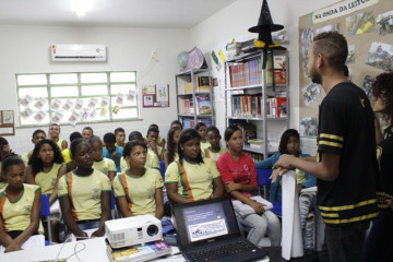 DIVULGAÇÃO DO PROJETO DE LEITURA FEITA PELOS ALUNOS DO COLÉGIO ESTADUAL ARTHUR VIEIRA NA ESCOLA MUNICIPAL MARIA RITA ALVES