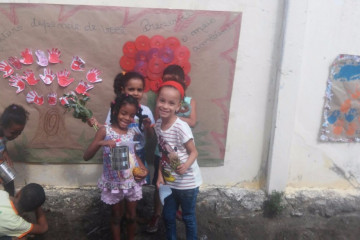 TURMA DA EDUCAÇÃO INFANTIL E 1ª ANO DA ESCOLA CEZÁRIO BOAVENTURA DE JESUS, TRABALHANDO A SEMANA DO MEIO AMBIENTE, ENVOLVENDO O PROJETO RECICLAGEM: LIXO... É SÓ PROBLEMA OU FONTE DE RIQUEZA?