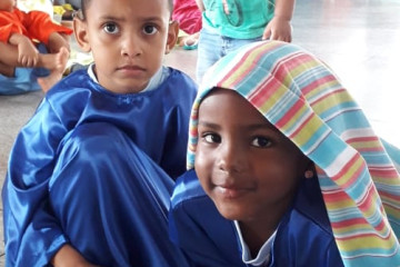 ENCENAÇÃO A CRUCIFICAÇÃO DE JESUS - CRECHE- ESCOLA MARIA VITÓRIA CORREIA