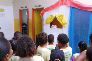 TEATRO DE FANTOCHES OS TRÊS PORQUINHOS COM AS TURMAS DO 4º E 5º ANO. ESCOLA MUNICIPAL LEÔNCIO HORÁCIO DE ALMEIDA