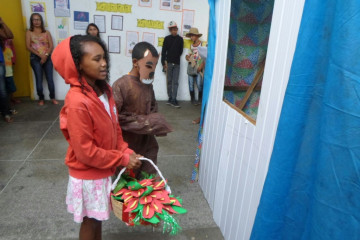 APRESENTAÇÃO REALIZADA PELOS ALUNOS DO 4º ANO (A BELA E A FERA) E 5º ANO (CHAPEUZINHO VERMELHO) DA ESCOLA MUNICIPAL LEÔNCIO HORÁCIO DE ALMEIDA  