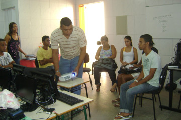 ENCONTRO DE FORMAÇÃO DOS PROFESSORES - MONITORES NO LABORATÓRIO DE INFORMÁTICA