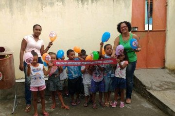 AULA DE CAMPO COM AS PROFESSORAS ANA COSTA E DELY VIEIRA DA ESCOLA OVÍDIO BALBINO DE ALMEIDA CONSCIENTIZA AS CRIANÇAS ACERCA DOS PERIGOS DA DENGUE