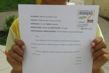 AULA NO PRÉDIO ESCOLAR ORLANDO CARNEIRO COM A PARTICIPAÇÃO DO ALUNO FABRÍCIO DO 4° ANO QUE OBTEVE A 2ª COLOCAÇÃO NO CONCURSO DE REDAÇÃO NA CATEGORIA BILHETE NO ANO PASSADO. MOMENTO DE INCENTIVO AOS DEMAIS ALUNOS