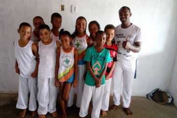 PRÉDIO ESCOLAR ORLANDO CARNEIRO DESENVOLVE OFICINA DE CAPOEIRA DO PROGRAMA NOVO MAIS EDUCAÇÃO COM SEUS ALUNOS