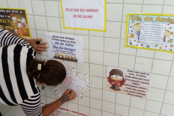 ALUNOS DA ESCOLA MARIA RITA CONFECCIONAM MURAL EM HOMENAGEM AO DIA DO AMIGO