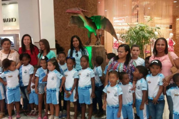 ALUNOS DA ESCOLA ELÓI CAETANO, NÚCLEO A, EM VISITA A EXPOSIÇÃO MUNDO JURÁSSICO NO SHOPPING BOULEVARD