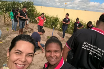 PROFESSORES DE MATEMÁTICA E GEOMETRIA DA ESCOLA MARIA RITA TRABALHANDO FORMAS GEOMÉTRICAS COM OS ALUNOS DO 9º ANO