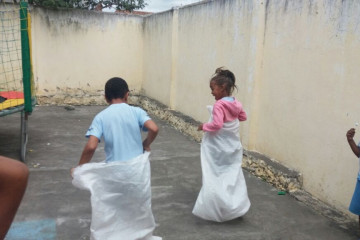 JOGOS ESCOLARES: CAMA ELÁSTICA, CORRIDA DE SACO, BOLICHE E PISCINA DE BOLINHAS FAZEM A ANIMAÇÃO DAS CRIANÇAS DA EDUCAÇÃO INFANTIL DAS ESCOLAS DO NÚCLEO A