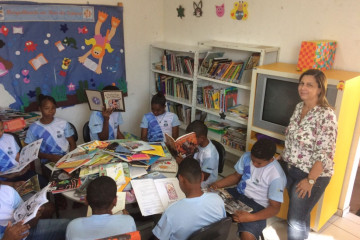 ALUNOS DO CENTRO EDUCACIONAL PROF. ÁUREO DE OLIVEIRA FILHO EM VISITA A BIBLIOTECA MUNICIPAL- PROJETO DE LEITURA COM A PROFESSORA ROSANA NUNES