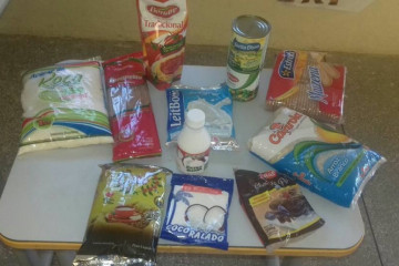 ALUNOS DO PRÉDIO ESCOLAR MANOEL DO PATROCÍNIO ESTUDANDO ALIMENTOS NATURAIS E INDUSTRIALIZADOS