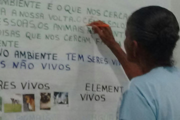 AULA PRESENCIAL SOBRE SERES VIVOS E ELEMENTOS NÃO VIVOS COM A TURMA DE ALFABETIZAÇÃO ITINERANTE DO CENTRO DE EDUCAÇÃO NOTURNA DE JOVENS E ADULTOS(CENEJA) 