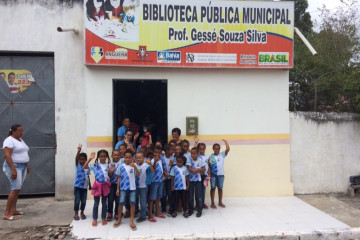 TURMAS DO 1º E 2º ANO DA ESCOLA LEÔNCIO HORÁCIO DE ALMEIDA ACOMPANHADOS DA AGENTE DE BIBLIOTECA DENILSA E DAS PRÓS SUELY E JUCIENE EM VISITA A BIBLIOTECA PÚBLICA MUNICIPAL