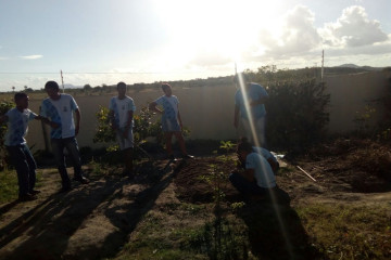 DIRECÃO, ALUNOS E PROFESSORES DA ESCOLA MARIA RITA ALVES DE JESUS, JUNTAMENTE COM A ESTUDANTE DE AGROECOLOGIA DA UFRB REALIZAM AÇÕES PARA MANUTENÇÃO DA HORTA ESCOLAR