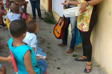 CONTAÇÃO DE HISTÓRIAS: "A CIGARRA E A FORMIGA" EM FORMA DE TEATRO COM AS PROFESSORAS ANA COSTA E DELY VIEIRA, PARA OS ALUNOS DA EDUCAÇÃO INFANTIL NA ESCOLA OVÍDIO BALBINO DE ALMEIDA