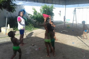 TERCEIRO DIA DA 4ª SEMANA DO BRINCAR NA CRECHE-ESCOLA MARIA VITÓRIA CORREIA COM BANHO DE PISCINA E DE MANGUEIRA