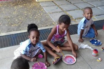 QUARTO DIA DA 4ª SEMANA DO BRINCAR NA CRECHE-ESCOLA MARIA VITÓRIA CORREIA COM PINTURA LIVRE E BRINCANDEIRAS COM MASSA DE MODELAR