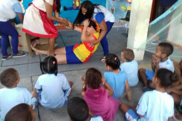 ESCOLA VITOR BEZERRA LOLA PROMOVE ATIVIDADES EM COMEMORAÇÃO AO DIA DO LIVRO INFANTIL: APRESENTAÇÃO DA EMÍLIA, A BONECA GENTE E VISITA A BIBLIOTECA MUNICIPAL GESSÉ SOUZA