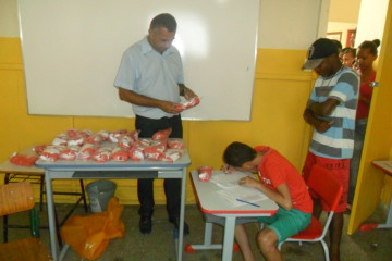 ENTREGA DE FARDAMENTO A 8ª SÉRIE NA ESCOLA MUNICIPAL LEÔNCIO HORÁCIO DE ALMEIDA