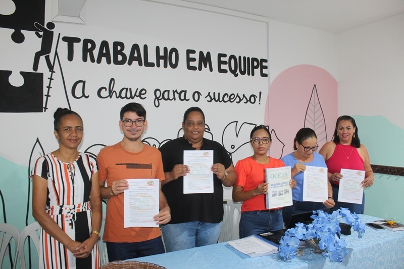 CME APROVA E REGULAMENTA ORGANIZADOR CURRICULAR DA EDUCAÇÃO DE JOVENS E ADULTOS (OCEJA)