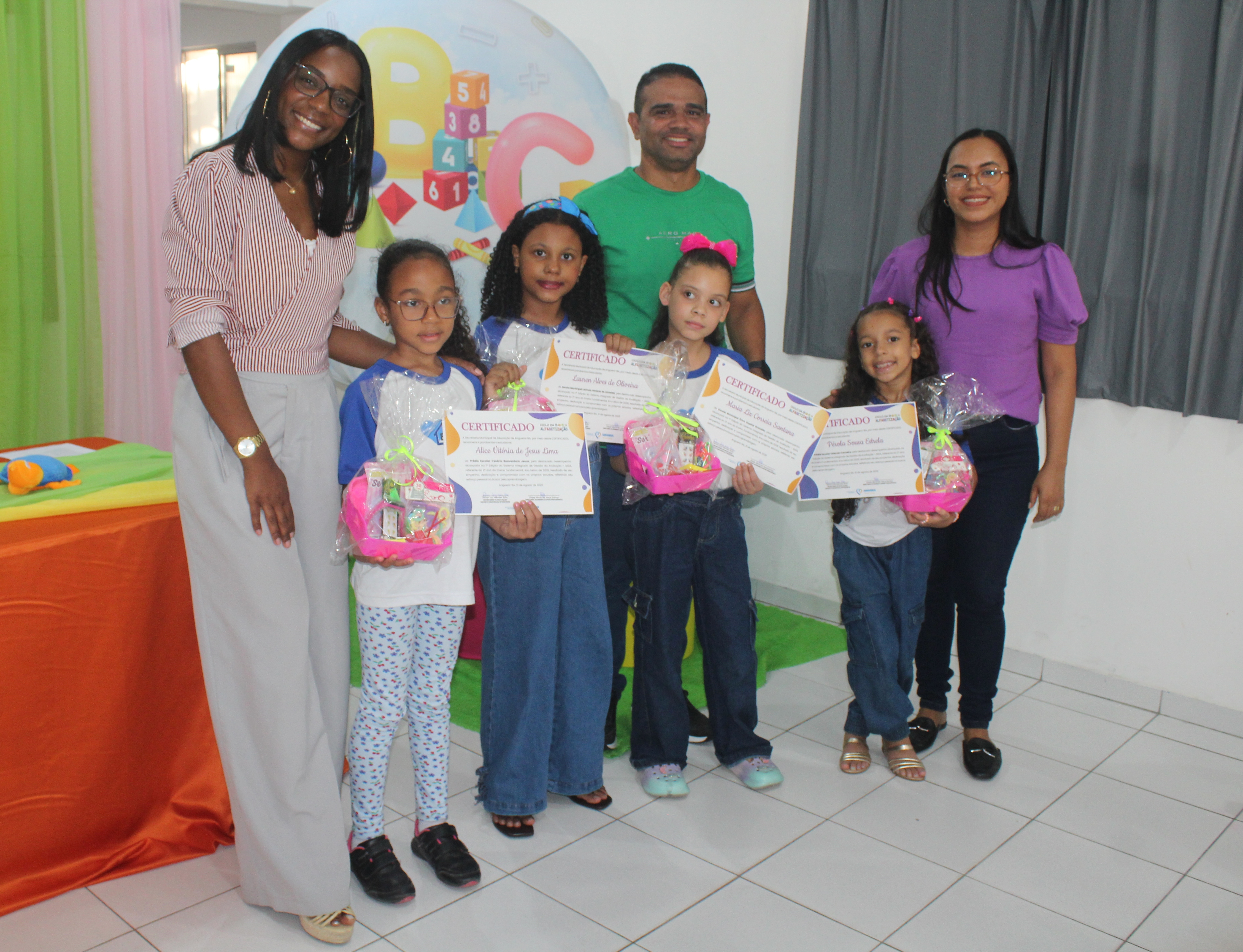 ESTUDANTES DO 2º ANO DO ENSINO FUNDAMENTAL COM MELHOR DESEMPENHO NO SIGA SÃO HOMENAGEADOS EM ANGUERA