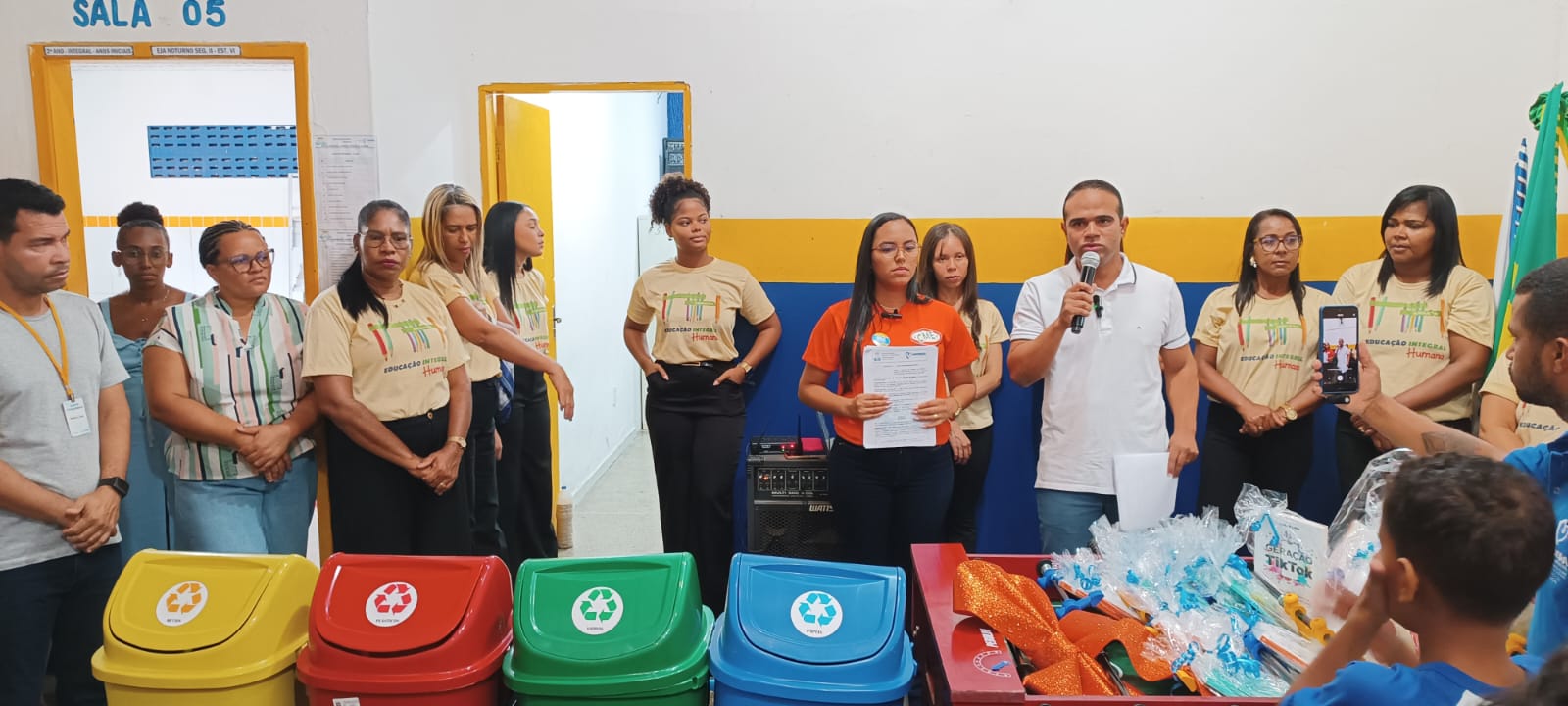 SECRETÁRIO DE EDUCAÇÃO ABRE ANO LETIVO COM NOVOS MARCOS PEDAGÓGICOS E ENTREGA DE MATERIAIS